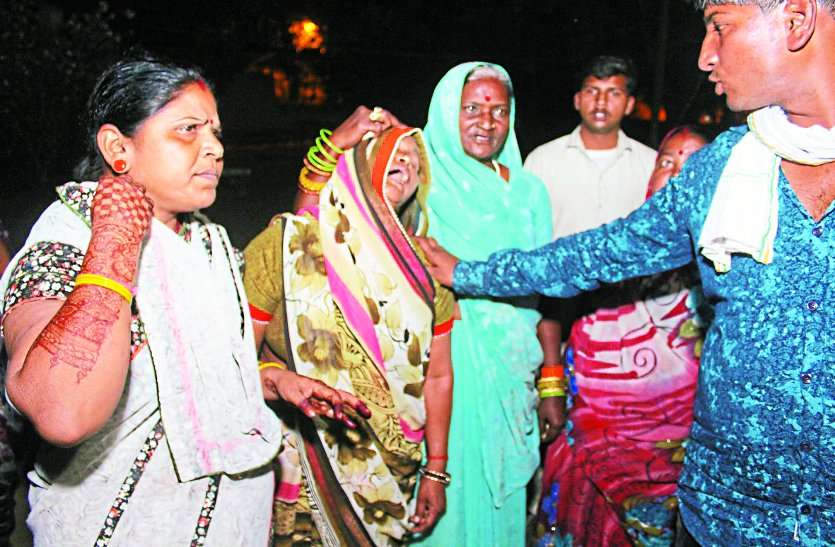 woman commits suicide व्यायाम शाला में लटकी मिली महिला की बॉडी,रिश्तेदारों को गुमराह करता रहा पति