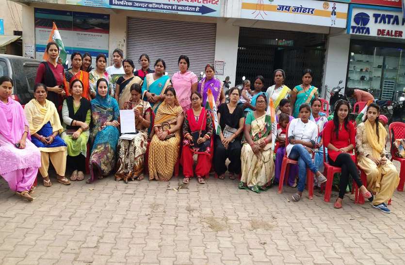 Women congress कठुआ और उन्नाव में दुष्कर्म इन महिलाओं ने भाजपा पर निकाली भड़ास, मनाया काला दिवस