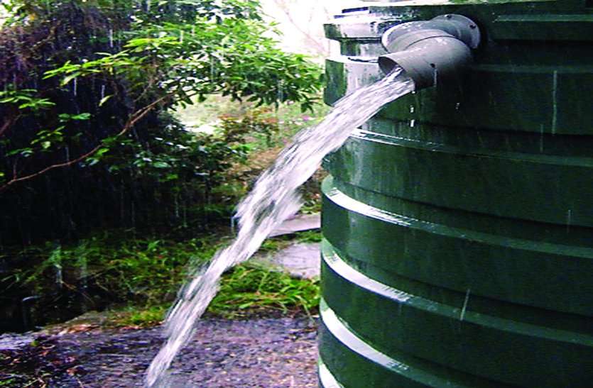 water overflow घरों की टंकियों के ओवरफ्लो से हम रोज व्यर्थ बहा रहे 30 हजार लीटर साफ पानी