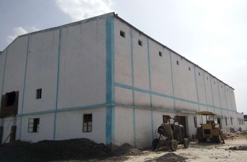 Construction of incomplete auditorium यहां शहरवासियों का खत्म नहीं हो पा रहा इंतजार...जानिए कारण