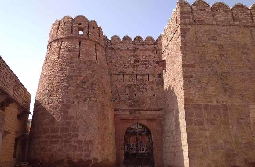 phalodi fort निखरा फलोदी किला, कबाड़ भी हटने लगा