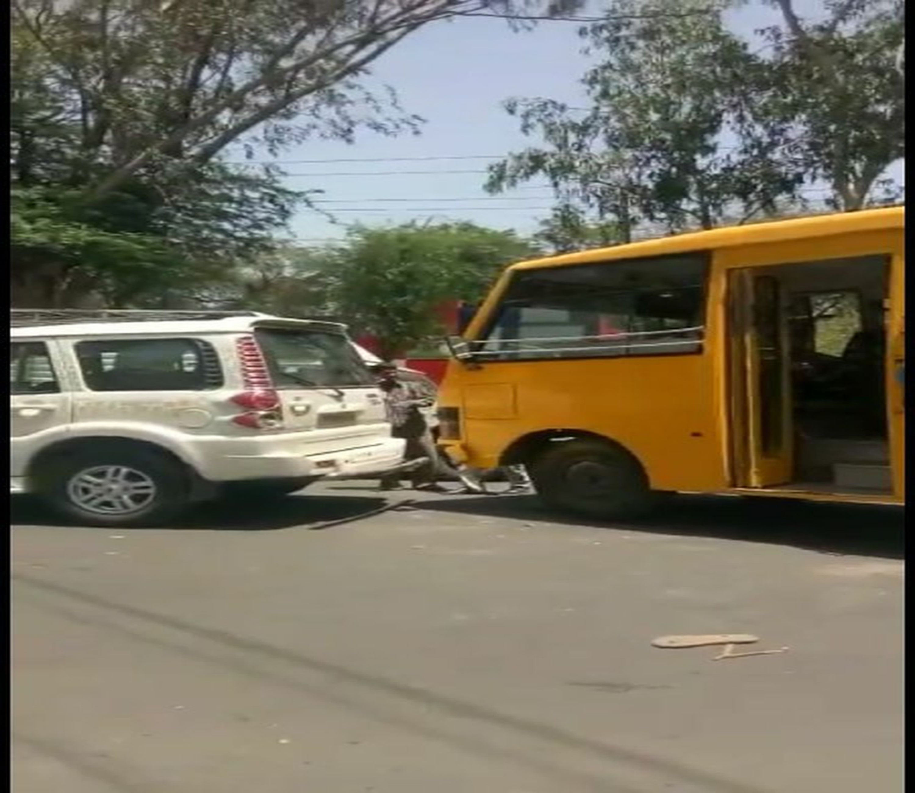 DPS स्कूल की बस में नहीं थे ब्रेक और सवार थे दर्जन बच्चे, हुआ एक्सीडेंट