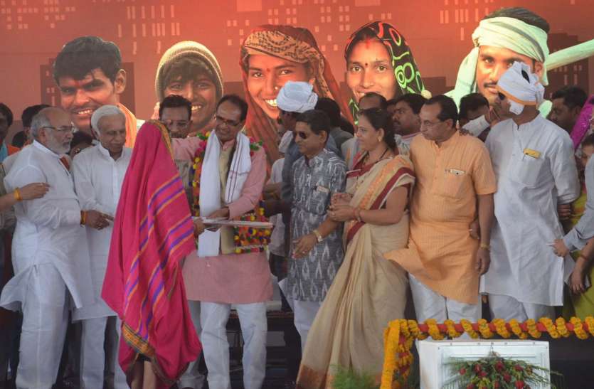 cm news khargone भाषण में सिर्फ उपलब्धियां ही गिनाते रहे सीएम