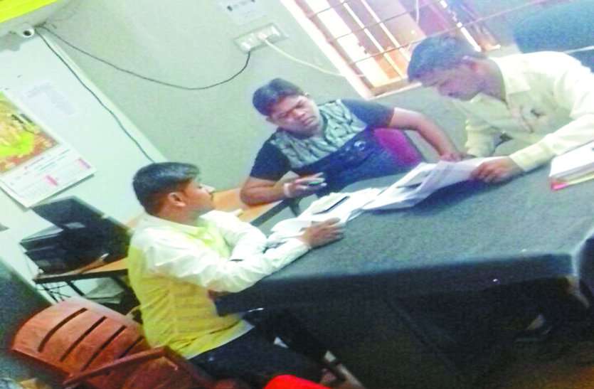 tender 80 लाख के निविदा के लिए फॉर्म बांटने में नहीं हो गड़बड़ी इसके लिए डटे रहे जनप्रतिनिधि
