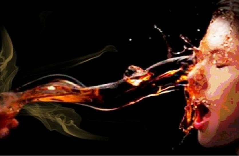 acid ATTACK चाचा अपनी पंसद के लड़के से करवाना चाहता था शादी, लड़की ने किया इनकार तो बीच सड़क डाल दिया तेजाब