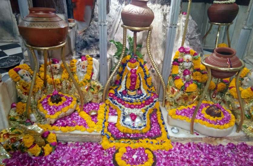 news भगवान को गर्मी से बचाने लगाए कूलर, पंखे, चंदन के लेप के साथ भगवान को शीतल पेय का भोग