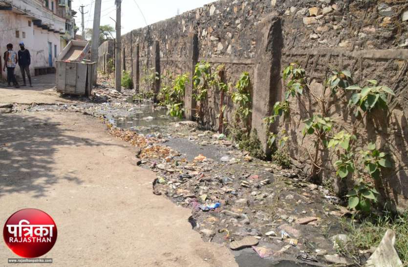 banswara बांसवाड़ा : मनमर्जी से हो रहा नाला निर्माण, निगरानी में नगर परिषद बेपरवाह