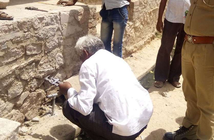 35 illegal connections cut in Rewat Jalore रेवत में मैन लाइन पर अवैध कनेक्शन की भरमार, पुलिस की मौजूदगी में 35 कनेक्शन काटे