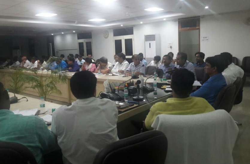 बैठक पेंशन लटकाने पर जिलाधिकारी ने सभी बीडीओ का वेतन रोका