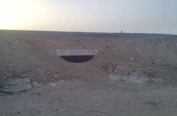 Encroachment in the inward area of Gauri Shankar lake अवरोधक नहीं हटे तो रीता ही रह जाएगा तालाब