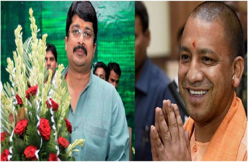 CM Yogi Adityanath and Raja Bhaiya बाहुबली राजा भैया के प्रतापगढ़ में जायेंगे सीएम योगी, दलित के घर भोजन करके देंगे मायावती को झटका