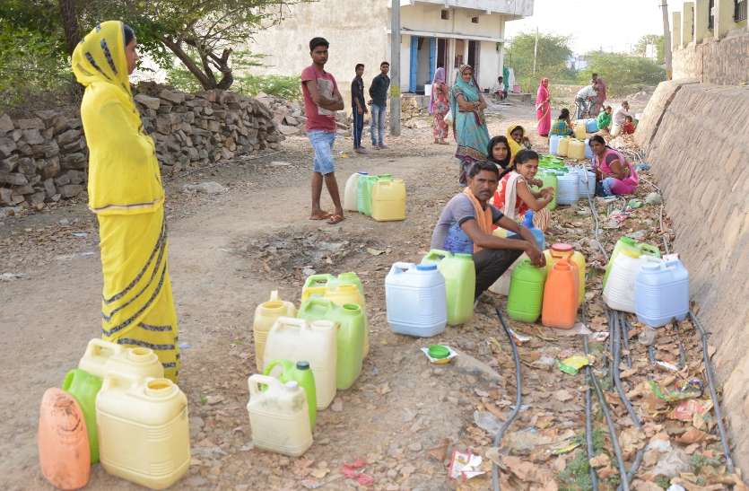 बस्तियों में पीने के पानी के लिए त्राहि-त्राहि ,दूसरी लाइनों से कनेक्शन कराने लगे उपभोक्ता बस्तियों में पीने के पानी के लिए त्राहि-त्राहि ,दूसरी लाइनों से कनेक्शन कराने लगे उपभोक्ता