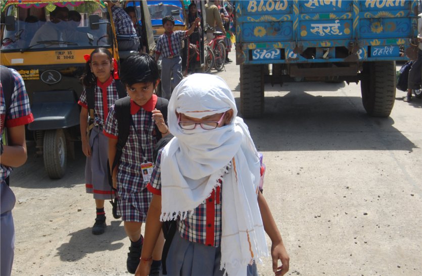 This school is not giving the Collector's order to the children, the children are upset यह स्कूल नहीं दे रहा कलेक्टर के आदेश को तवज्जो, बच्चे हो रहे परेशान