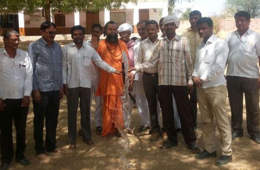 Borewell in government school शिक्षकों की पहल : स्कूल के बच्चों के लिए खुदवाया बोरवेल
