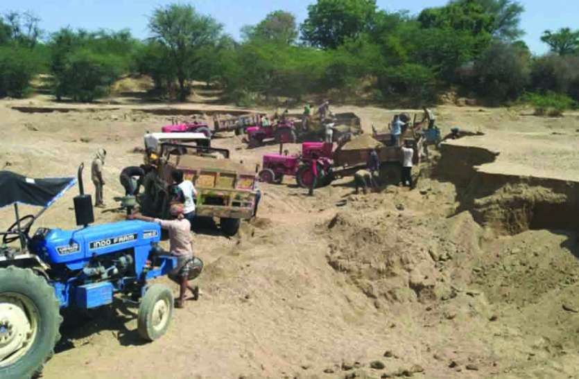 Rajsamand,Rajsamand Hindi news,rajsamand latest hindi news,rajsamand latest news rajsamand,Latest News rajsamand,Latest hindi news rajsamand, EXCLUSIVE : खारी नदी से दिन-रात हो रहा रेती का अवैध दोहन, नदी पेटे में दर्जनों खड्डे