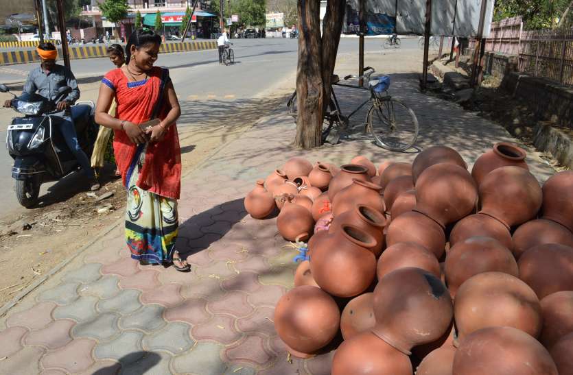 CHANDIYA Clay water vessel quenching thirst of bundelkhand people बुंदेलखंड में अब खनकते हैं चंदिया की माटी के मटके