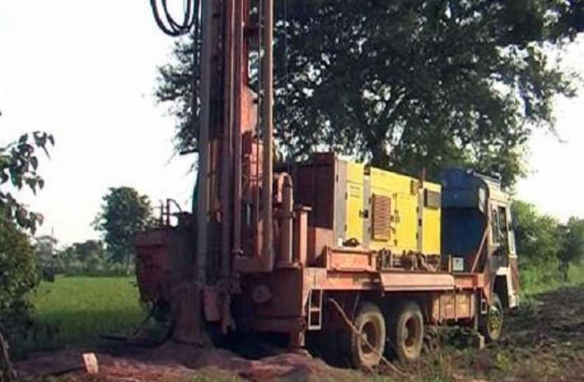 The boring machine that arrived on the mountain for the first time since independence, now the forest dwellers will get clean water आजादी के बाद पहली बार पहाड़ पर पहुंची बोरिंग मशीन, अब वनवासियों को मिलेगा स्वच्छ पानी