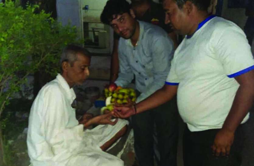 Rajsamand,Rajsamand news,Rajsamand Hindi news,Rajsamand local news,rajsamand latest news,rajsamand news in hindi,rajsamand latest hindi news,rajsamand latest hindi news rajsamand,rajsamand latest news rajsamand,Latest News rajsamand,Latest hindi news rajsamand, GOOD NEWS : उड़ीसा का विक्षिप्त पहुंचा रेलमगरा, समाज सेवकों ने मिलाया परिजनों से