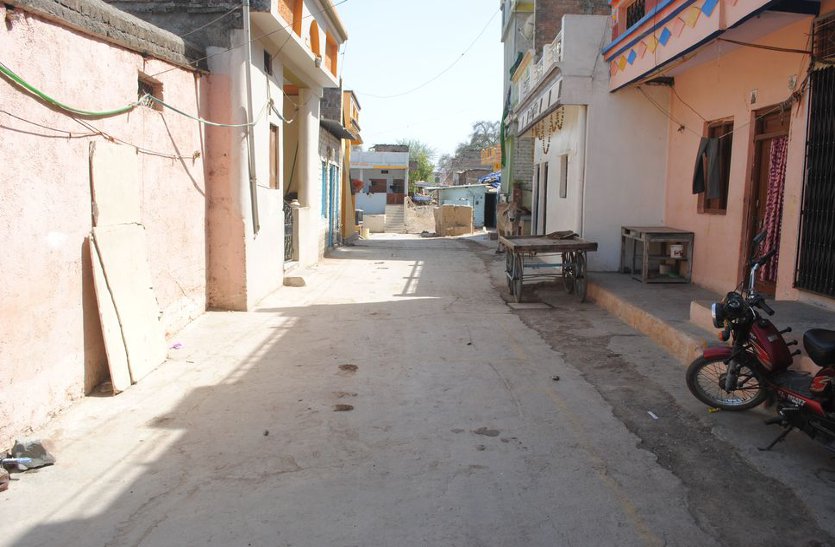 patrika रहवासियों को मुंह चिड़ा रहीं नपा की पेयजल पाइपलाइनें
