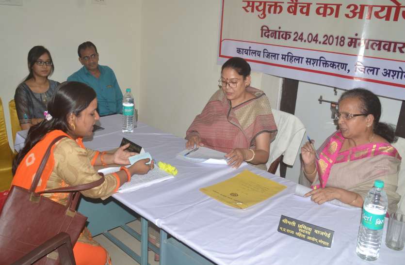 bench महिला पटवारी ने बेंच के सामने तहसीलदार पर लगाए संगीन आरोप.. देखें पूरी खबर!