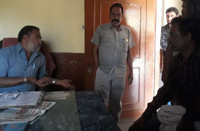 hindaun karauli patrika जयपुर से हिण्डौन आ रही रोडवेज बस में 2 युवकों ने किराया मांगने पर कंडक्टर-ड्राइवर की कनपटी पर तान दी रिवाल्वर