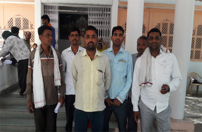 patrika एक ऐसा गांव जहां के युवाओं से शादी करने में लड़कियों को लगता है डर