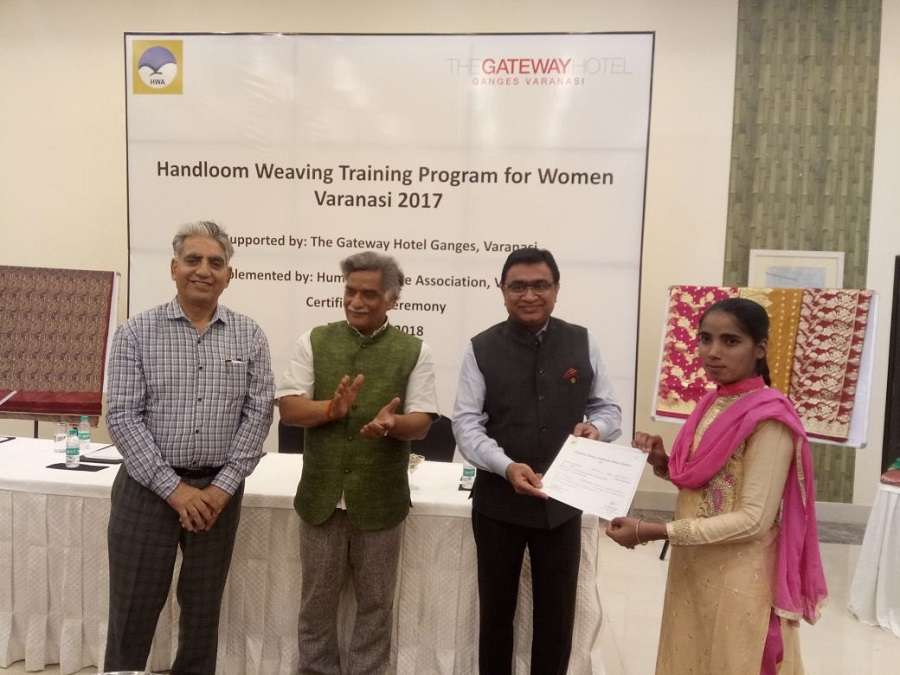 बुनकर बेटियों का सम्मान