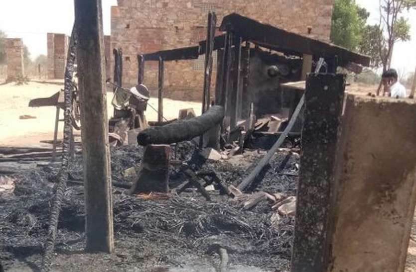 women-half-burnt-five-buffaloes-and-five-goats-burnt-alive महिला झुलसी, पांच भैंस व पांच बकरियां जिन्दा जली