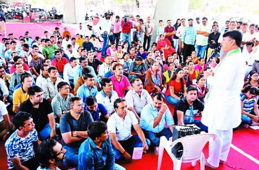 Pradesh Congress chief met with parents प्रदेश कांग्रेस प्रमुख मिले अभिभावकों से
