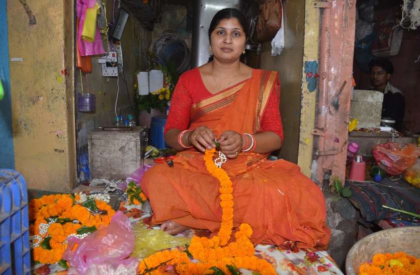 motivational story तीन महीने गार्ड की नौकरी, 12वीं की पढ़ाई इग्नू से, अब कर रही फूलों का कारोबार