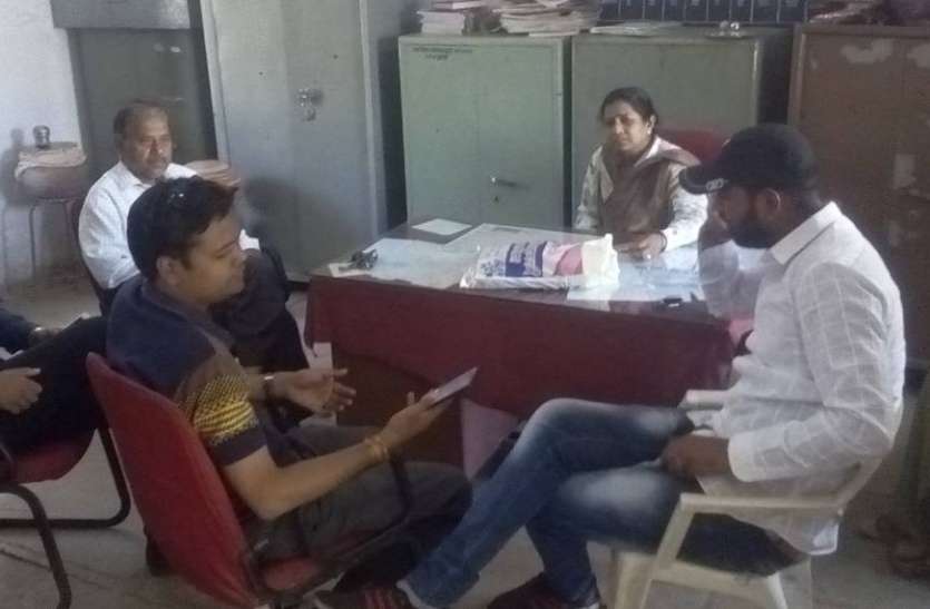 pratapgarh शर्तो का लगा ऐसा पेच, जर्जर दीवार को गिराने कोई नहीं आया ठेकेदार