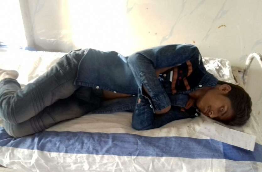 Panna Mohindra Police outpost case One's death two serious DJ सिस्टम लेकर लौट रहा मालवाहक पेड़ से टकराया, एक की मौत, दो गंभीर
