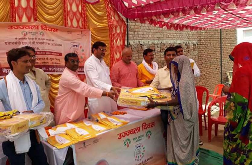 Gram Swaraj Abhiyan Chaupal in Chitrakoot UP news बहुत दूर तलक है सफर: घूंघट की आड़ से योजनाओं की जानकारी, जागरूकता पर लज्जा भारी