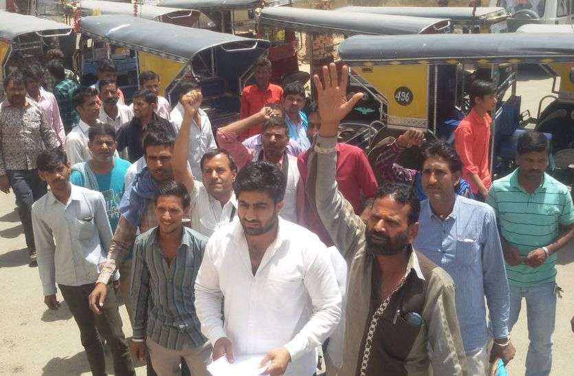 churu news ऐसा क्या हुआ कि ऑटो चालकों ने किया प्रदर्शन