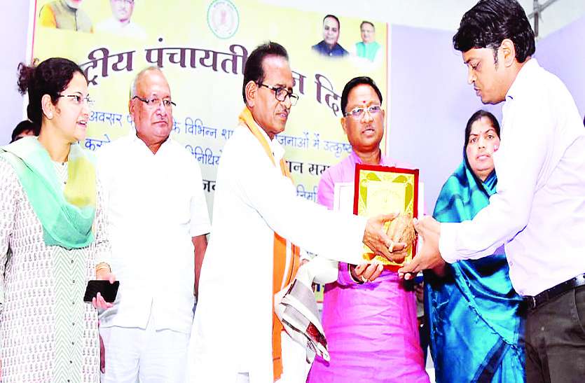 पंचायती राज दिवस के अवसर पर केन्द्रीय इस्पात राज्यमंत्री विष्णुदेव साय केन्द्रीय मंत्री साय ने कहा पंचायती राज में सरपंचों की होती है महत्वपूर्ण भूमिका