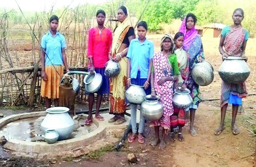 Jashpur Nagar 30 हजार चंदा एकत्र कर ग्रामीणों ने गांव के बिगड़े हैंडपंप की करवाई मरम्मत