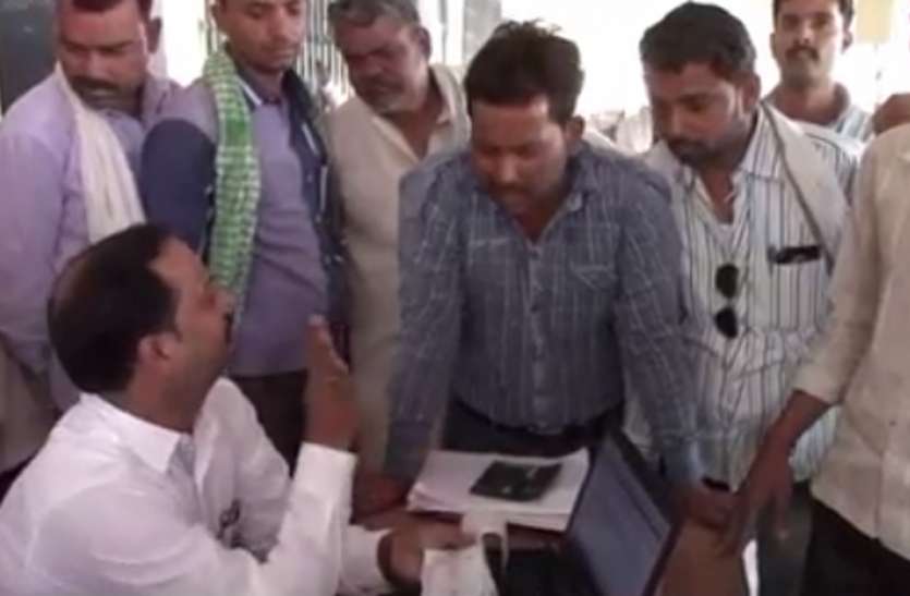 Farmers protest at wheat purchasing center Jalaun UP news गेहूं खरीद केंद्र पर किसानों का हंगामा, छ्नाई-तुलाई के नाम पर ज्यादा रुपए मांगने का आरोेप