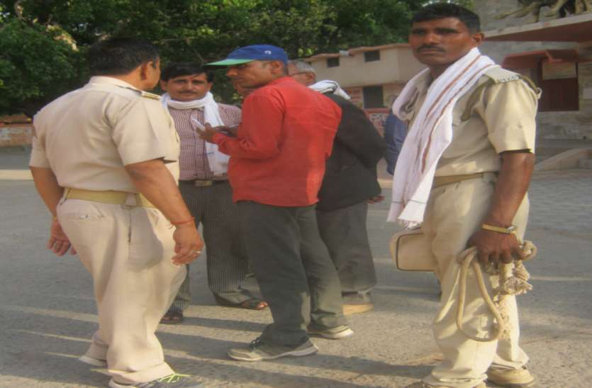Prisoner absconding from SDM court Chitrakoot UP news इधर आराम से हो रहा था पुलिसवालों का नाश्ता, उधर आरोपियों ने दिया ऐसा चकमा कि...