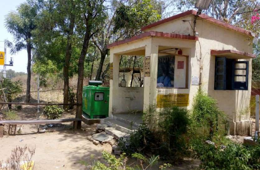 patrika news 12 घंटे की ड्यूटी में जगह खोजती हैं महिला गेटमैन