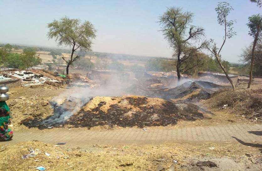 ग्रामीणों ने पाया काबू, आग बुझाने पहुंची दमकल रास्ते में गड्ढे में फंसी ग्रामीणों ने पाया काबू, आग बुझाने पहुंची दमकल रास्ते में गड्ढे में फंसी