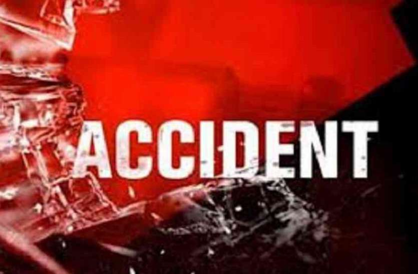 road accident बस-कार भिड़ंत में दो की मौत