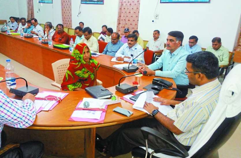 alirajpur collector ganesh shankar mishra निर्धारित समय पर सेवाएं न देने वाले अफसरों पर होगी निलंबन की कार्रवाई : कलेक्टर मिश्रा