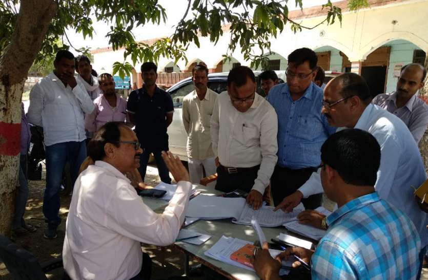 ambedkar nagar गेंहू खरीद केंद्र पर प्रभारी के अनुपस्थिति से नाराज डीएम ने दी ये सजा, मचा हड़कम्प