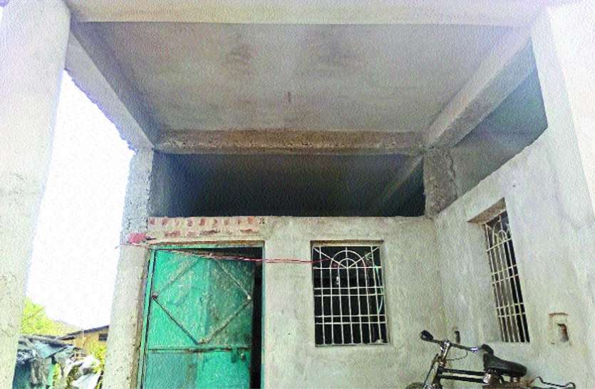 Anganwadi building is not built rural housing is also incomplete आंगनबाड़ी भवन बनाया नहीं, ग्रामीण आवासों का है ये हाल