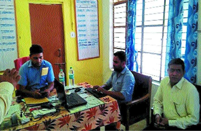 Khimlasa Central Bank manager took bribe खिमलासा सेंट्रल बैंक का मैनेजर रिश्वत लेते धराया, जानिए कितनी रकम मांगी थी