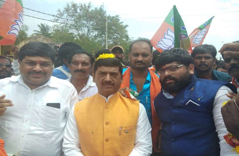 Sant Kabir Nagar BJP MP Sharad Tripathi बीजेपी का कर्नाटक चुनाव जीतने के बड़े प्लान का खुलासा, संघ के सर्वे के बाद चुनाव प्रचार के लिए लगाये गये यह सांसद