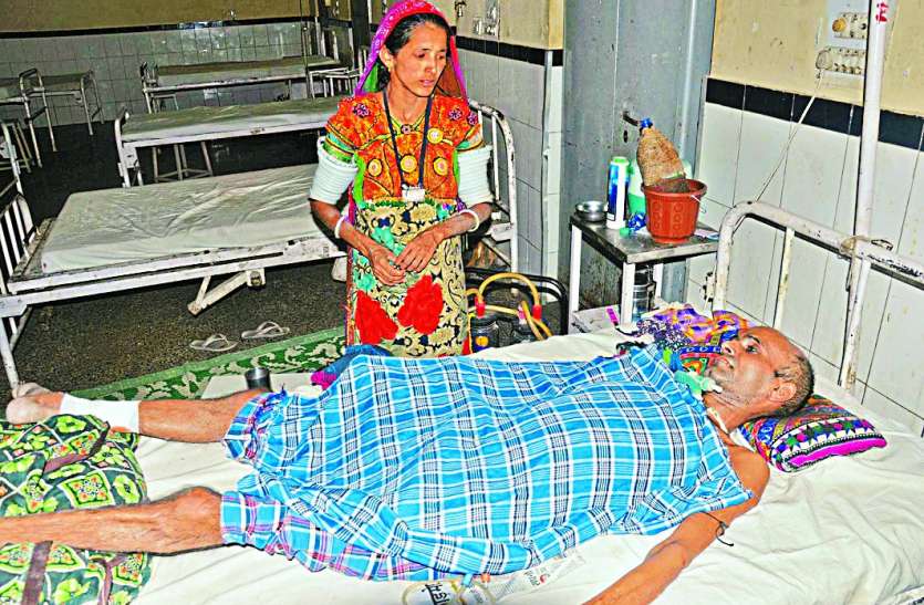 बाड़मेर के राजकीय चिकित्सालय में भर्ती साहेब की सेवा करते परिजन। भाई के लिए मदद मांगने को मजबूर, जिम्मेदार बेपरवाह, कैसे होगा इलाज