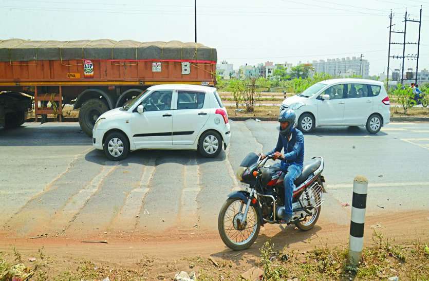 accident news प्रशाशन की लापरवाही से हो रहे स्पीड ब्रेकर में बड़े हादसे, 100 मीटर पहले नहीं लगा है कोई सुचना बोर्ड