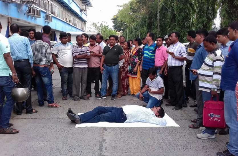 kolkata west bengal कार पार्क करने से रोका तो एमआईसी लेट गए रास्ते पर