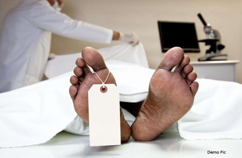 accident, police man died, banswara accident news, banswara news, banswara hindi news बांसवाड़ा : पत्नी के शिक्षक बनने पर मिठाई बांटने निकला, रास्ते में हादसे ने छीन ली सिपाही की खुशियां